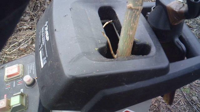 Садовый измельчитель ЗУБР-ЗИЭ-44-2800: измельчение с гравитационной подачей