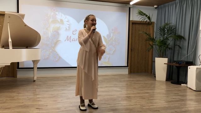 Тараненко Олеся поёт песню «Медведи не спят на диванах» смотреть онлайн