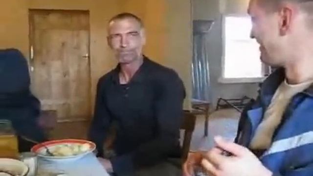 Rosyjski robotnik pije spirytus na delirce смотреть онлайн