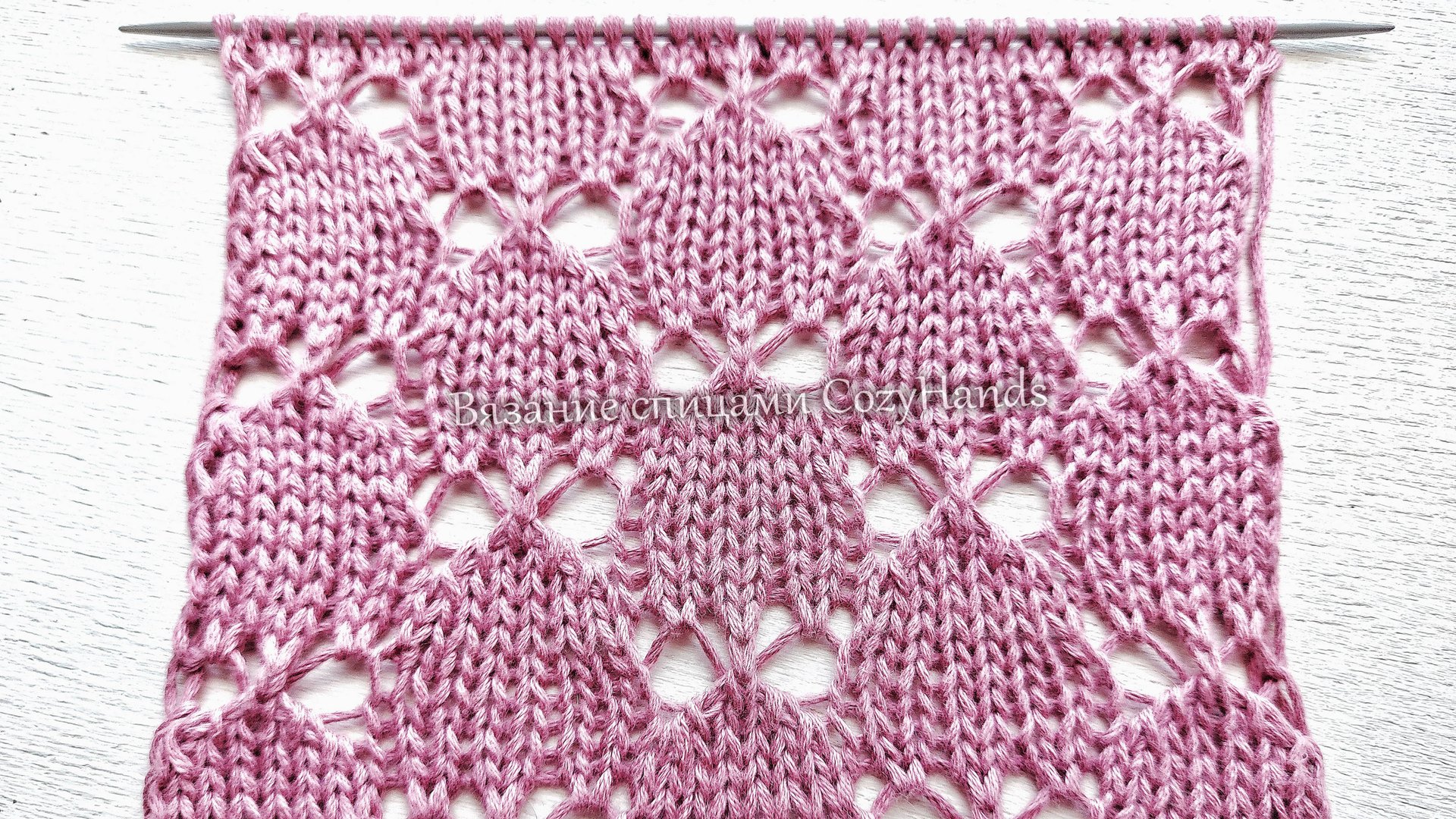 Симпатичный ажурный узор с клубничками для вязания топа, джемпера смотреть онлайн