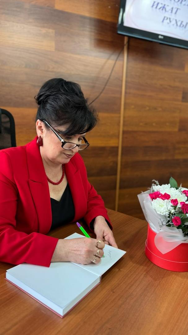 Динә Латыйпованың әнисенә үзе иҗат иткән шигыре.