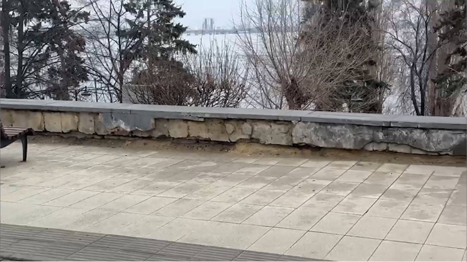 На старой набережной в Саратове развалился парапет смотреть онлайн