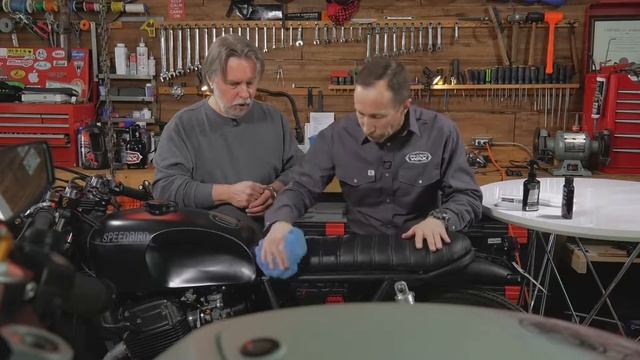 Traiter les cuirs d'une moto смотреть онлайн