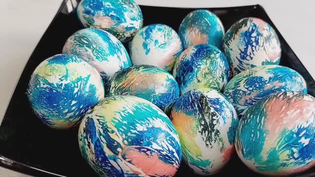 За 3 МИНУТЫ! Красить яйца ОЧЕНЬ ПРОСТО! Как красить пасхальные яйца! смотреть онлайн