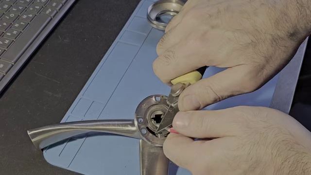 Как правильно смазывать механизмы замков при помощи грифеля простого карандаша или графитовых щеток смотреть онлайн