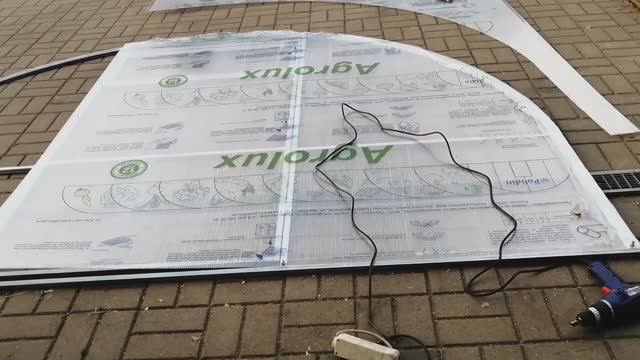 Сборка теплицы своими руками, 1 часть. #теплица #парник #greenhouse #handmade #огород смотреть онлайн