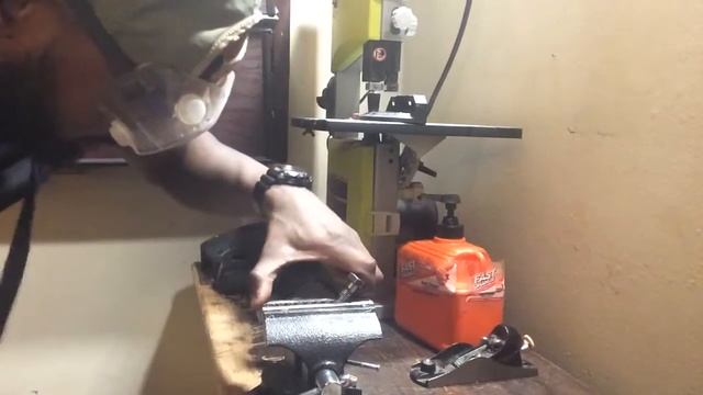 Hyper Tough angle grinder cutting a grade 8 bolt смотреть онлайн