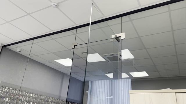 Завершён монтаж цельностеклянных дверей в новом жилом пространстве Москвы смотреть онлайн