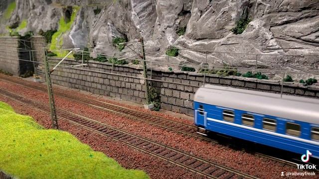 Modellbahnvideo Part 190 RZD Personenzug mit LS Models Wagen und mit Trix BR120 Lokomotive смотреть онлайн