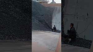 Строительство, разгрузка баржи со щебнем