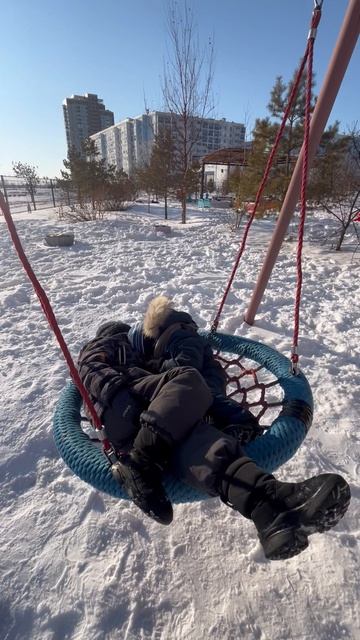 Володя с Максимом катаются на круглой качеле смотреть онлайн