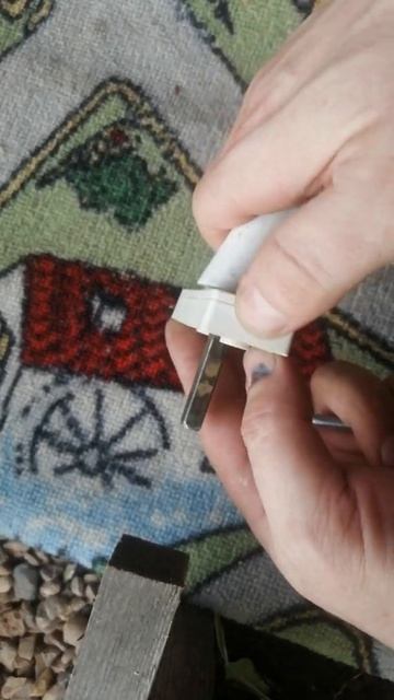 Как прикрутить ручку на пластиковое окно / Ремонт окон #Shorts