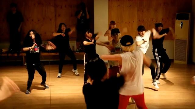 2013.URBANPLAY DANCE ACADEMY-WAACKING CLASS(waacky)