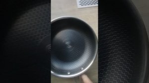 Сковорода с ячеистым сотовым покрытием.