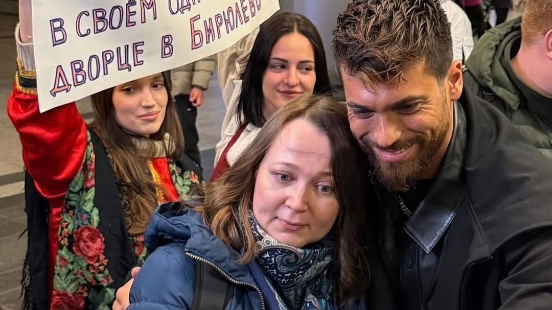 Джан Яман в Москве! Поклонники встречают звезду Турдизи хлебом, солью и под "Катюшу"! смотреть онлайн