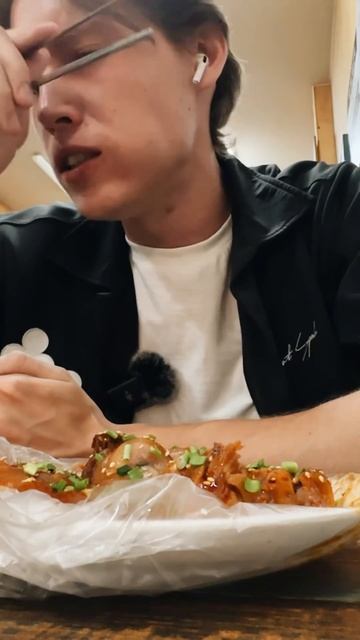 Пробую корейские свиные хвосты. Фрагмент из влога