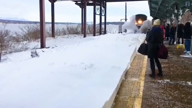 Уборка снега на железной дороге. Snow remover train show. смотреть онлайн