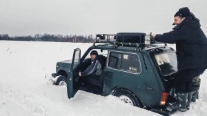 ДАСТЕР И НИВЫ ПОКАТУШКА В ПОЛЕ ПО МОКРОМУ СНЕГУ