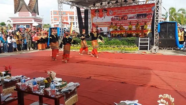 OPENING PEKANBUDAYA KAB.50 KOTA, TARI SUMARAK ALEK LUAK 50 смотреть онлайн