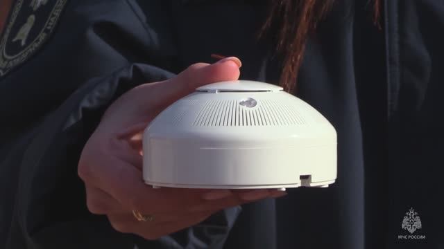 Извещатели в домах многодетных семей устанавливают сотрудники МЧС России по Севастополю смотреть онлайн