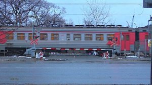Railway. Railroad Crossing. Nakhodka. Intercity train / Ж/д переезд. Находка. Электропоезд ЭД9Т