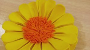 Большая желтая ромашка из фоамирана в оригинальном выполнении