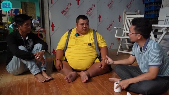 Thử thách chàng ca sĩ có vòng eo to nhất Việt Nam chạy bán sạch vé số trong 10 phút смотреть онлайн