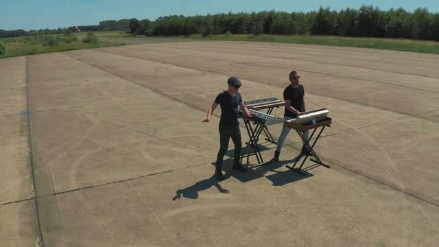 Munatix - You Just Keep Hanging On