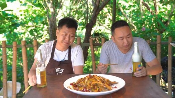 釣1斤魚,二弟做“乾煸魚”,麻辣鮮香下酒吃真爽|Mukbang【鐵鍋視頻】