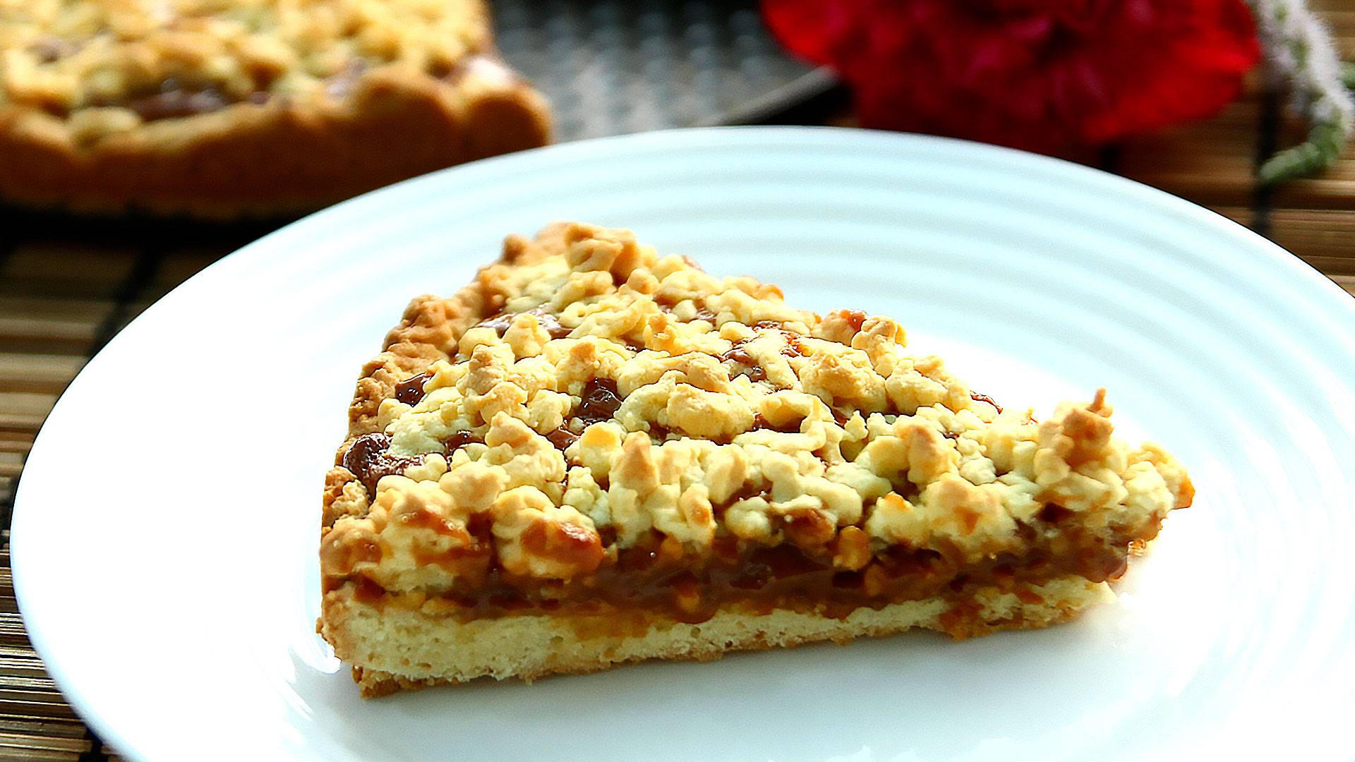 Песочный тертый пирог с вареной сгущенкой. Какой же он вкусный. смотреть онлайн