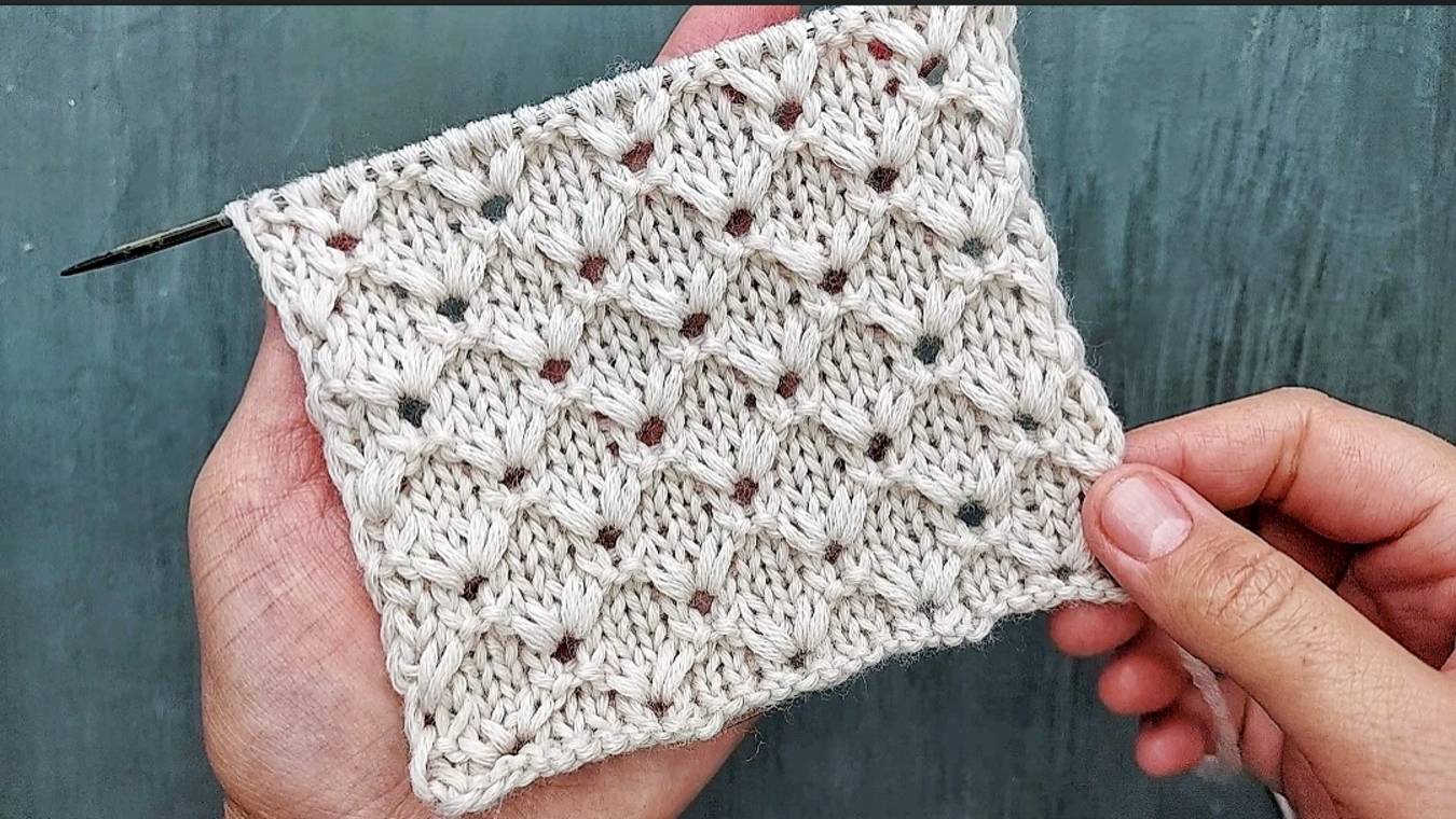 Нежный узор с ромбами из вытянутых петель для вязания женских и детских изделий смотреть онлайн