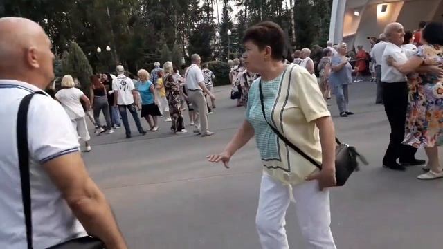 Буду я садовником в саду любви!!!💃🌹Танцы в парке Горького!!!💃🌹Харьков 2021 смотреть онлайн