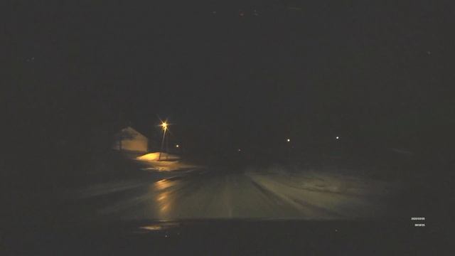 г. Вольск (пос. Пионер). Мусорный контейнер на дороге. 20200305 смотреть онлайн