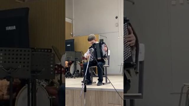 Пьеса "Колобок", Ю. Гаврилов, исполнитель Нежметдинов Ильхам смотреть онлайн