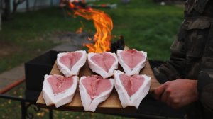 Из обычного куска мяса с салом приготовил вкусный обед на углях