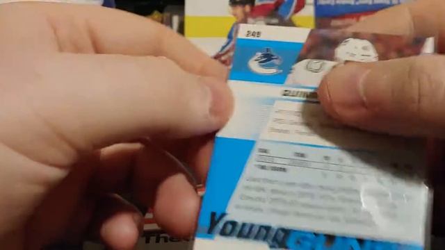 HUGE Suprise Opening 2019-20 Upperdeck series 1 hockey card blasters смотреть онлайн