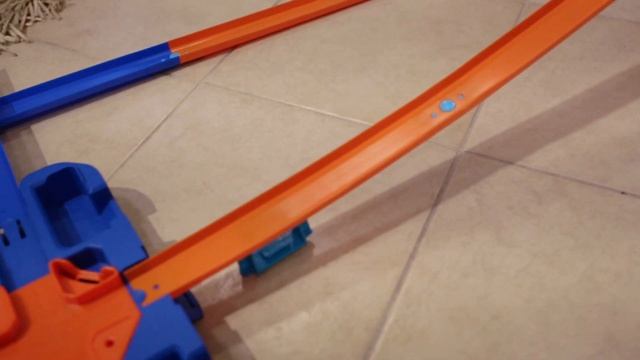 Hot Wheels "Track Builder Delux Stunt Box" смотреть онлайн