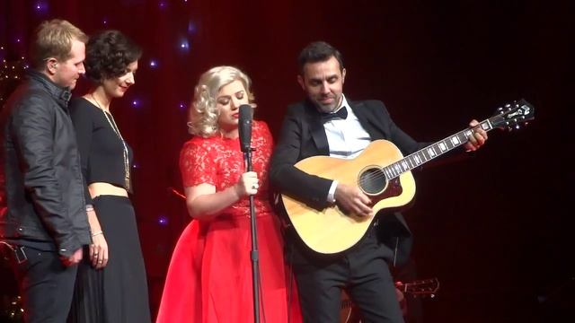 Kelly Clarkson's Miracle on Broadway "WRAPPED IN RED" смотреть онлайн