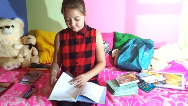 Христина рассказывает о своей школьной канцелярии // ОБРАТНО В ШКОЛУ // Back To School смотреть онлайн