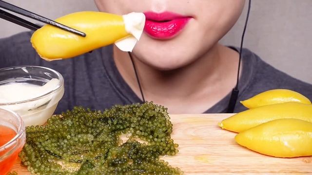 KOMOCHIYARIIKA SEA GRAPE 열빙어 알을 품은 한치 코모치야리이까 바다포도 리얼사운드 먹방 EATING SOUND MUKBANG смотреть онлайн