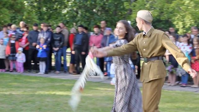 Юлія Кузьменко і Олексій Глущенко вальс "На сопках Маньчжурії" смотреть онлайн