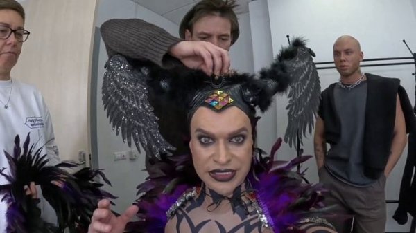 Гоген Солнцев готовится за кулисами