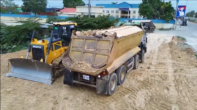 Бульдозер SHANUI и грузовик засыпают водоём. смотреть онлайн