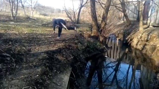 Прыжок через маленькую реку,чётко