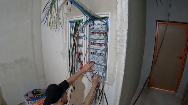 Собрал щит для квартиры, с мастер выключателем и перекидным рубильником для стабилизатора.