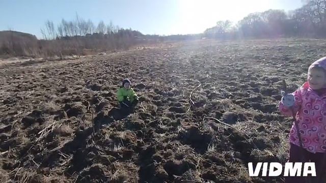 прогулка с семьей,в прекрасный весенний день смотреть онлайн