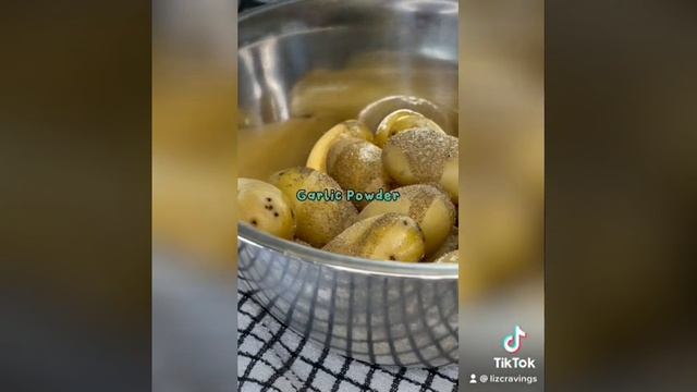 Smashed Roasted Potatoes (liz_cravings) смотреть онлайн