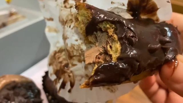 Moist | Yummy | Cupcakes | Eclair | Chocolate | Salted Caramal | @Foodie Colombo | Food Review 😍❤️ смотреть онлайн