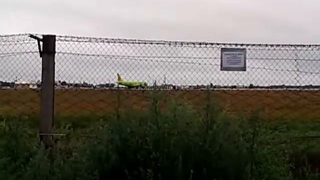 Взлет B-767 S7 из Омска в Москву со стороны. смотреть онлайн