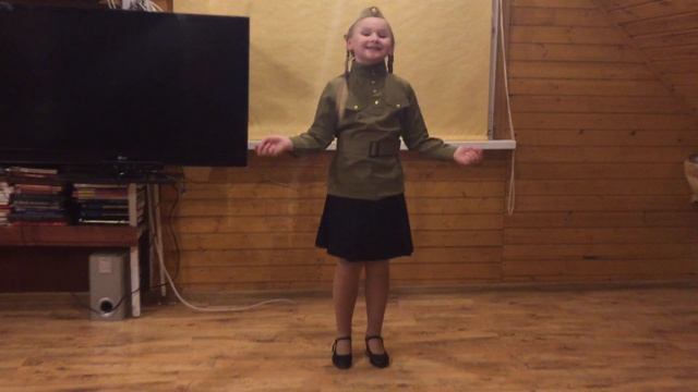 Идет солдат по городу смотреть онлайн